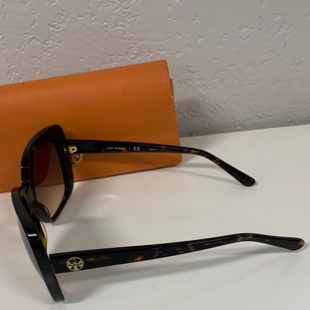Tory Burch Black Frame Sunglasses with Orange Logo Case - Picture 6 of 13